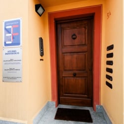 Dott. Vincenzo Frappampina - Portone di ingresso.
