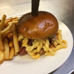 TJ Callahan's Pub - Mac burger