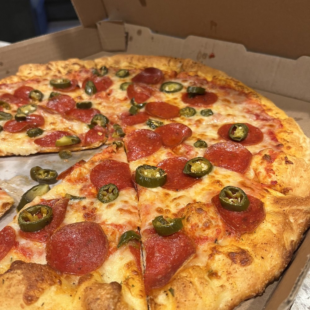 Medium pepperoni and jalapeño pizza Medium pepperoni and jalapeño pizza