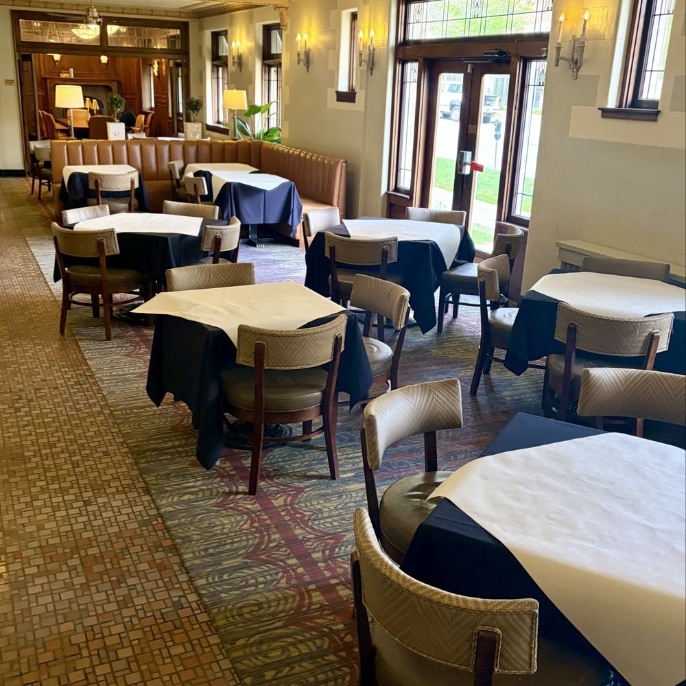 The Plaza Hotel Milwaukee - Cafe dining area - Hotels Near Me - Milwaukee, Wisconsin The Plaza Hotel Milwaukee - Cafe dining area - Hotels Near Me - Milwaukee, Wisconsin