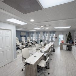 V Attractive Nails & Spa