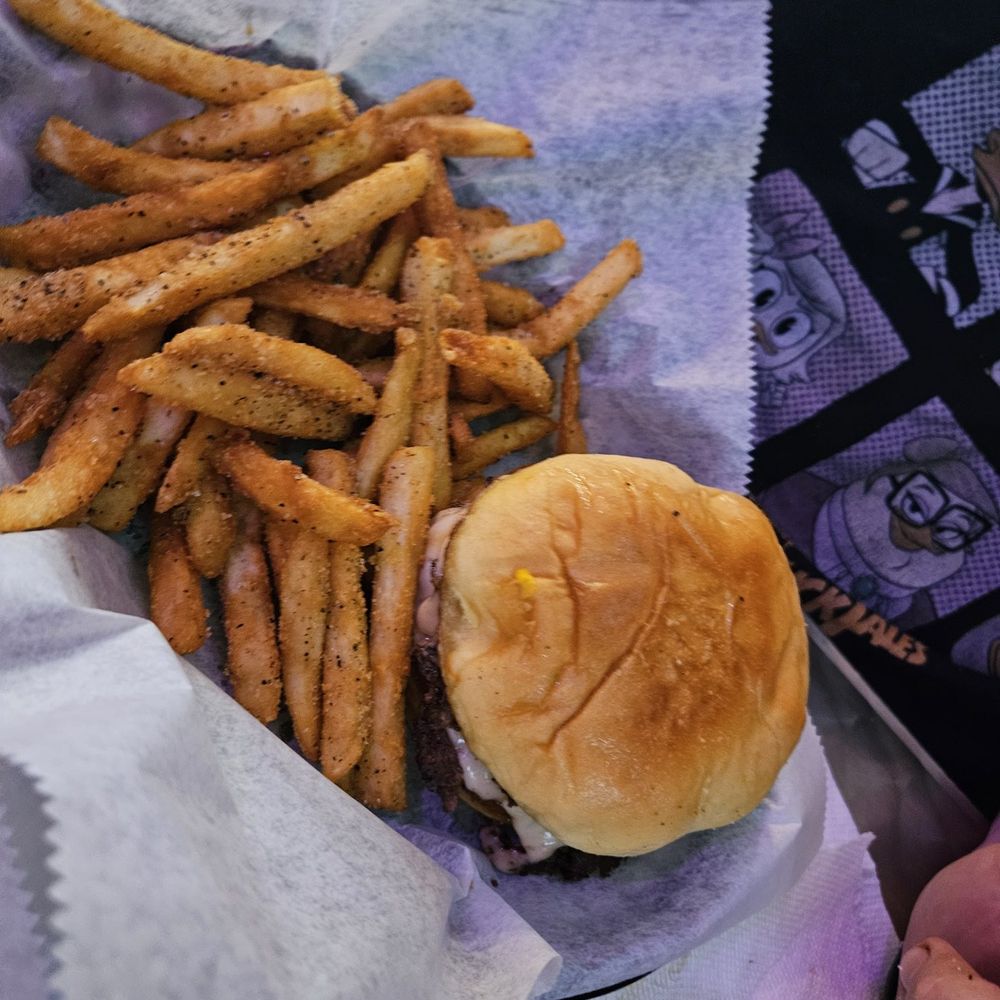 Smash Em’s Burger Bar - The garlic burger and if you love garlic this is the burger for you. Garlic bun, garlic aoli fried garlic - Burgers Near Me - St. Louis, Missouri Smash Em’s Burger Bar - The garlic burger and if you love garlic this is the burger for you. Garlic bun, garlic aoli fried garlic - Burgers Near Me - St. Louis, Missouri