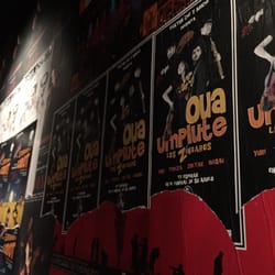 Teatro de las Esquinas - Carteles y mas carteles en el piso lo de entrada