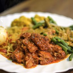 Two meat plate with spicy beef & lemongrass chicken