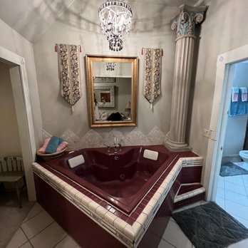 Castle Inn Bed & Breakfast - Heart shaped jacuzzi in honeymoon suite - Hotels Near Me - Circleville, Ohio Castle Inn Bed & Breakfast - Heart shaped jacuzzi in honeymoon suite - Hotels Near Me - Circleville, Ohio