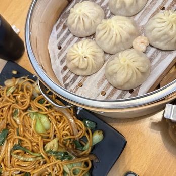 Dumpling World - The chow main is a must !!!  Shrimp Buns 6/10 spicy Shrimp & Pork Wonton Soup 10/10 - Chinese Near Me - Austin, Texas