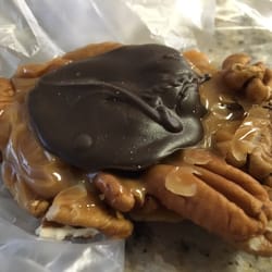 Chocolate Corner & Ice Cream - Dark chocolate pecan paw