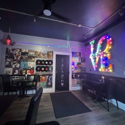 MAD LOVE eat + drink - LPs on the wall