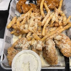 Wing Snob - 10 piece combo with fries.