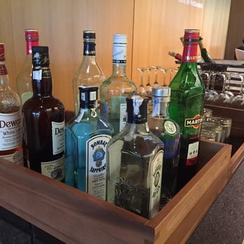 Lounge Miro - to forget the absence of food there is a possibility to get drunk - Airport Lounges Near Me - El Prat de Llobregat, B