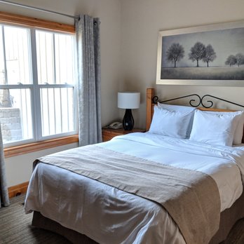 Blue Mountain Inn - Bedroom - Hotels Near Me - Blue Mountains, Ontario