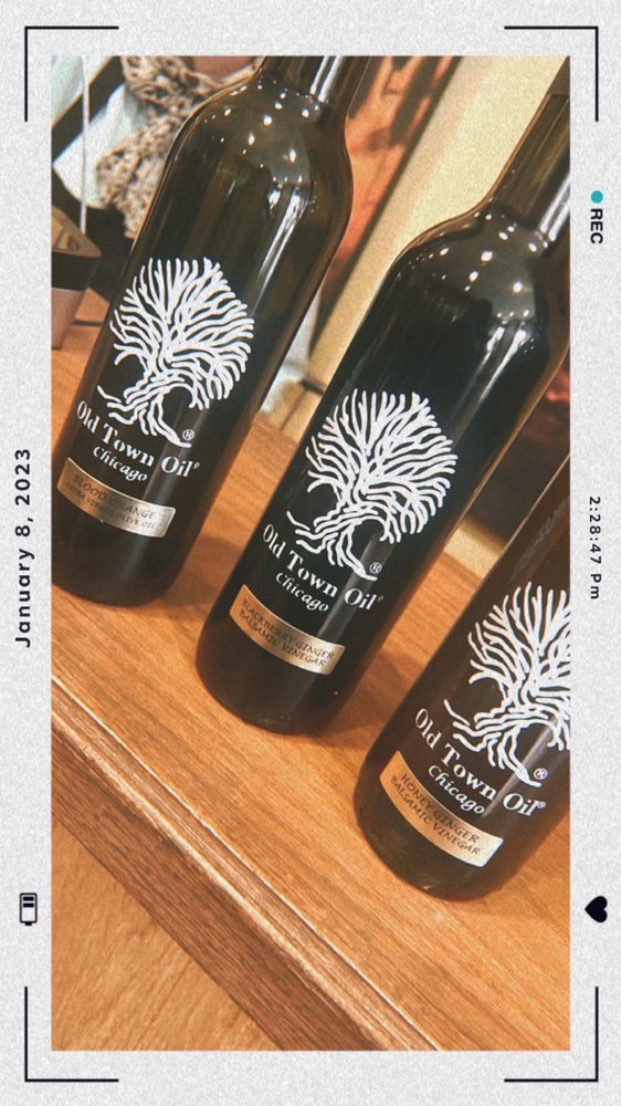 OLD TOWN OIL Updated September 2024 47 Photos & 102 Reviews 1543 N Wells St, Chicago