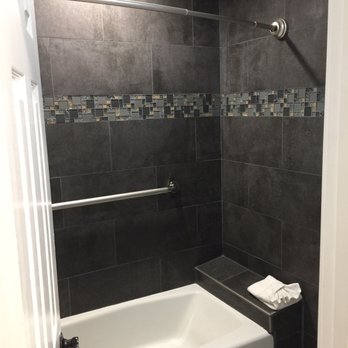 Muir Lodge Motel - Cool glass tile in the updated shower - Hotels Near Me - Martinez, California