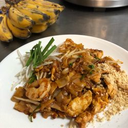 Moo Dang - Pad Thai with big Sen Yai noodles!!!