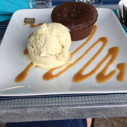 Hôtel Restaurant Le Lac Pavin - Moelleux au chocolat avec sa glace vanille et caramel