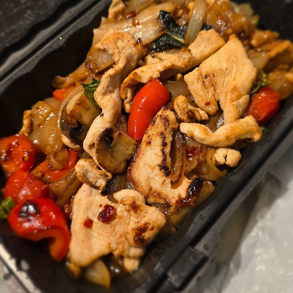 Amina Thai - Drunken noodle with chicken - Thai Near Me - Rockville, Maryland