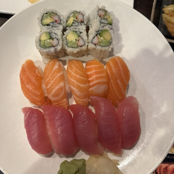 Sushi Para II - 1. Salmon 2. Tuna 2. California Roll - Sushi Bars Near Me - Chicago, Illinois