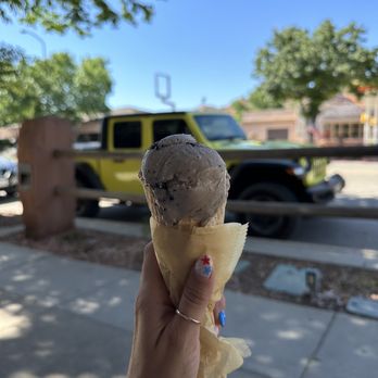 Brown Box - Sitting outside enjoying Oreo Dream - benches and tables outside the restaurant - Ice Cream & Frozen Yogurt Near Me - Kanab, Utah