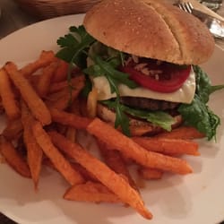 Landgasthof Hegehof - Cheeseburger mit Süßkartoffelpommes