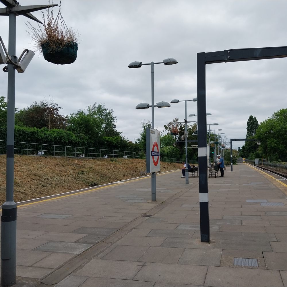 Southfields - Platform - Train Stations Near Me - London, XGL Southfields - Platform - Train Stations Near Me - London, XGL