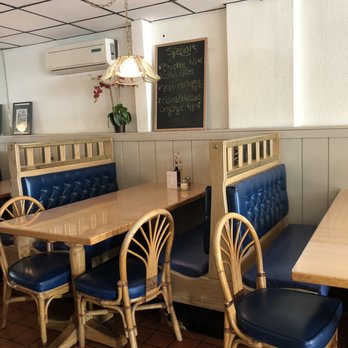 Franco Gianni's Restaurant & Pizza - View of the tables and chairs with new upholstery. But very old and worn decor that needs a major face lift - Pizza Near Me - Trumbull, Connecticut Franco Gianni's Restaurant & Pizza - View of the tables and chairs with new upholstery. But very old and worn decor that needs a major face lift - Pizza Near Me - Trumbull, Connecticut