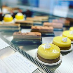 A La Folie - Pastry display