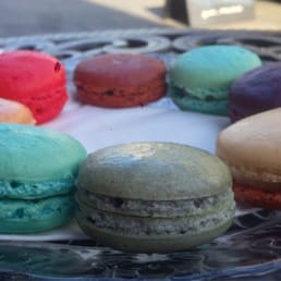 Absolutely love the color of these macarons. Absolutely love the color of these macarons.