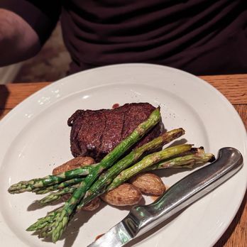 Victorian Inn - Filet mignon, fingerling potatoes and asparagus - Hotels Near Me - Ferndale, California