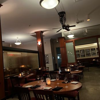 456 Fish - a dining room with a ceiling fan - Seafood Near Me - Norfolk, Virginia