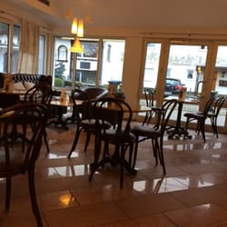 Bäckerei Kistenpfennig - Tables for groups or two person table as well as comfy couches to relax.