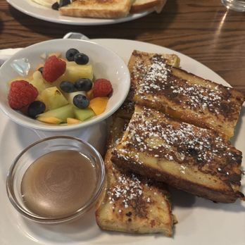 Elephant & Castle - Bread Pudding French Toast - Pubs Near Me - Chicago, Illinois