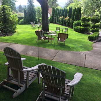 Campbell House Inn - Nice out door sitting. - Hotels Near Me - Eugene, Oregon