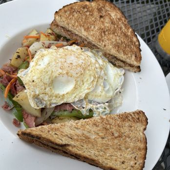 Beth's Kitchen Cafe - Corned beef hash - Cafes Near Me - Bridgton, Maine