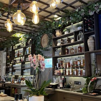 Kelari Taverna & Bar - Bar area - Pizza Near Me - Pelham, New Hampshire
