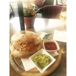 Casa Colombiana - Lecker, Pan oliva mit Salsa, Guacamole und Aioli