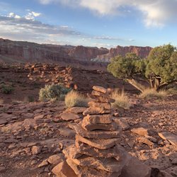 Sunset Point Trail - A lot of stacked rocks around to show you the path