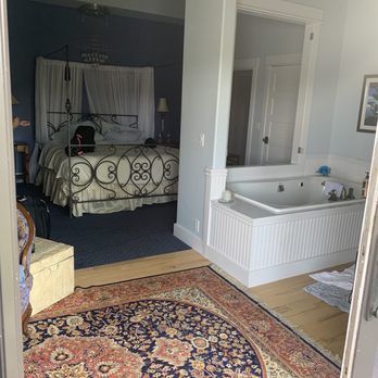 Swan River Inn - Room and soaking tub - Hotels Near Me - Bigfork, Montana