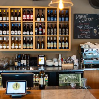 Prima Strada Cobble Hill - a selection of local and Italian wines, local kraft beer too! - Pizza Near Me - Cobble Hill, British Columbia