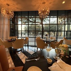 Truluck's Ocean's Finest Seafood & Crab - Ambiance