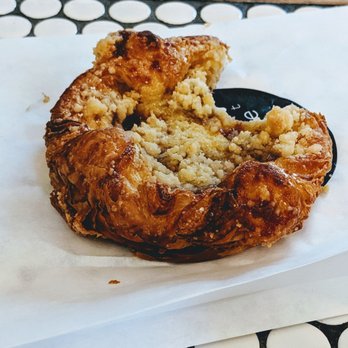 Blk Dot Coffee - Peach Crumble Crossaint - Coffee & Tea Near Me - Irvine, California