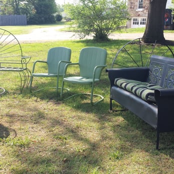 Wagon Wheel Motel - Fire pit in the courtyard. - Hotels Near Me - Cuba, Missouri