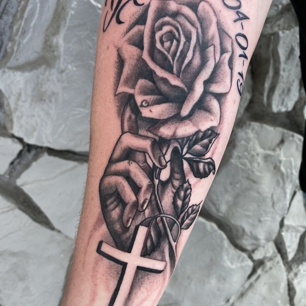 San Antonio Sharpie artist uses tattoo gun to make custom T-shirts, image size:1000x1000