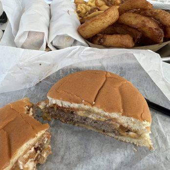 Bennett's Grill and Cafe - Cheeseburger - Seafood Near Me - Calabash, North Carolina