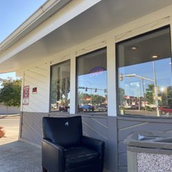 Jiffy Lube - Waiting outside