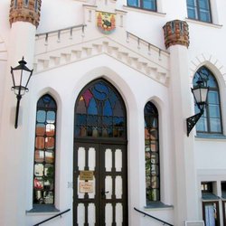 Neues Rathaus Waren - Der stilvolle Eingang mit den tollen Fenstern daneben.