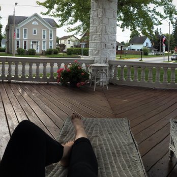 Solomon Mier Manor - Porch. - Hotels Near Me - Ligonier, Indiana