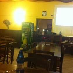 Pizzeria Cazzatino - Una delle due sale! Osservate la moto!