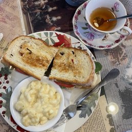 Peach oolong tea and "Pan's Panini" with Mac and Cheese as a side.