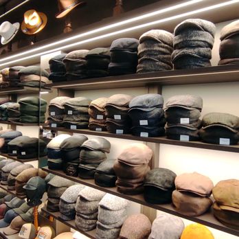 Rockhats - Große Auswahl an klassischen und modernen Schirmmützen auf Regalen im Rockhats-Store in Hamburg. - Hats Near Me - Hamburg, HH