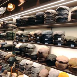 Rockhats - Große Auswahl an klassischen und modernen Schirmmützen auf Regalen im Rockhats-Store in Hamburg.